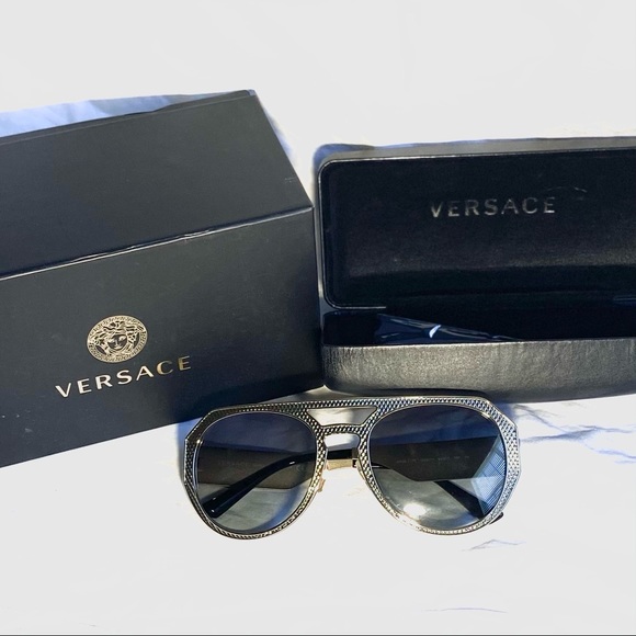Women’s Versace sunglasses - Picture 4 of 4